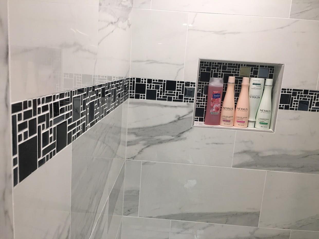 shower room with shampoo rack